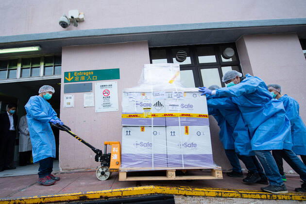(210228) -- MACAO, Feb. 28, 2021 -- Staff members transfer vaccines in Macao, south China, Feb. 27, 2021. The first batch of 100,000 doses of mRNA vaccines made in Germany arrived in Macao on Saturday. ) CHINA-MACAO-VACCINES-ARRIVAL (CN) CheongxKamxKa 