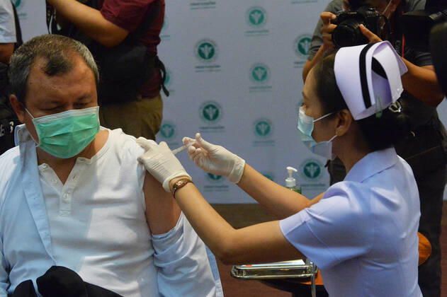 (210228) -- BANGKOK, Feb. 28, 2021 -- A man receives a shot of COVID-19 vaccine from China s Sinovac in Bangkok, Thailand, Feb. 28, 2021. Thailand on Sunday started its COVID-19 vaccination roll-out, with the first shot, using China s Sinovac vaccine, going to Deputy Prime Minister and Public Health Minister Anutin Charnvirakul. ) THAILAND-COVID-19-VACCINATION-START RachenxSageamsak 