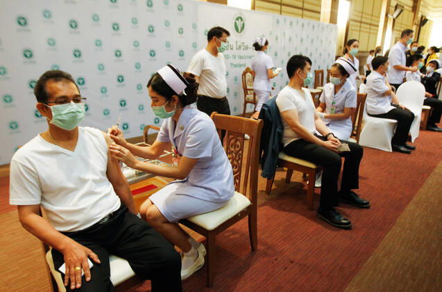 February 28, 2021, Bangkok, Thailand: A health worker gets a shot of the vaccine during the vaccination..Thailand carries out its first Covid-19 vaccine campaign using the China™s Sinovac vaccine administered to frontline health workers at the Bamrasnaradura Infectious Diseases Institute in Bangkok. Bangkok Thailand - ZUMAs197 20210228_zaa_s197_031 Copyright: xChaiwatxSubprasomx