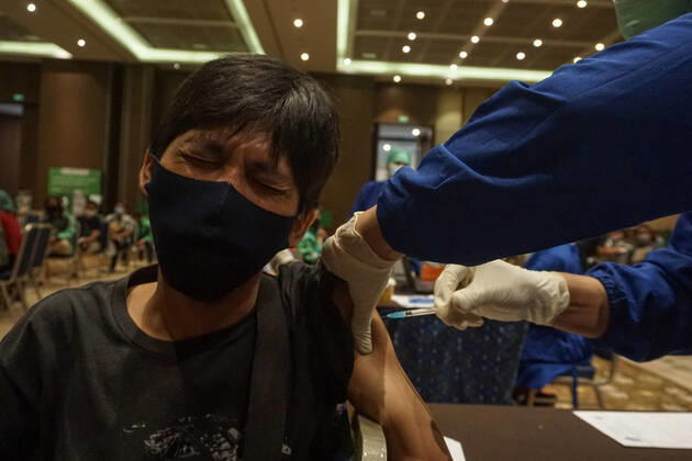 February 28, 2021, Badung, Bali, Indonesia: A healthworker inject a dose of Sinovac Biotech vaccine. Bali to held the second stage of Covid-19 mass vaccination towards tourism workers and online-taxi drivers at Bali Nusa Dua Convention Center (BNDCC), in order to accelerate tourism industry recovery. About 5000 doses of vaccines are targeted to be completed within 1 week. Badung Indonesia - ZUMAb245 20210228_zip_b245_021 Copyright: xDickyxBisinglasix