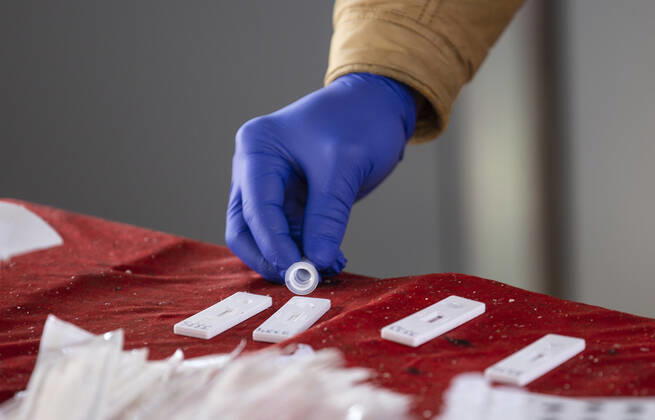 (210228) -- SRINAGAR, Feb. 28, 2021 -- A health worker conducts a Rapid Antigen Test (RAT) for the COVID-19 in Srinagar city, the summer capital of Indian-controlled Kashmir, Feb. 28, 2021. ) KASHMIR-SRINAGAR-COVID-19 JavedxDar 