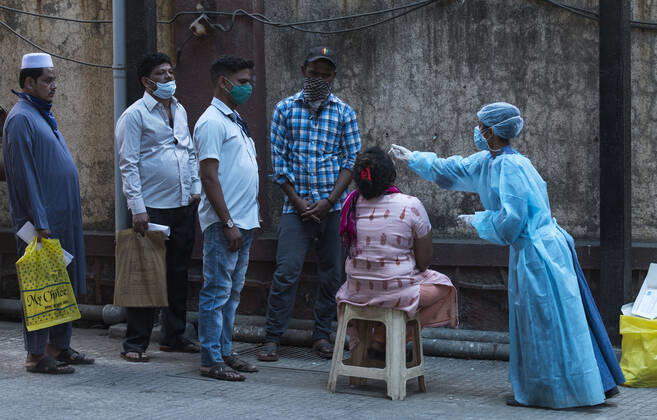 News Bilder des Tages MUMBAI, INDIA - FEBRUARY 27: Healthcare worker during swab test of the people at Govandi, on February 27, 2021 in Mumbai, India. (Photo by Pratik Chorge Hindustan Times) Medical Team Conducts COVID-19 Coronavirus Test