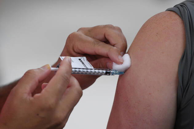 GLADYS BEREJIKLIAN COVID19 VACCINATION HUB TOUR, A health care worker receives their COVID-19 vaccination at the Westmead Hospital Vaccination Hub in Sydney, Monday, March 1, 2021. Phase 1a of the nation-wide vaccination program began last week, with healthcare and border workers the first to be vaccinated. ( NO ARCHIVING, EDITORIAL USE ONLY, NO USE IN BOOKS WITHOUT CONSENT SYDNEY NSW AUSTRALIA  Copyright: xDEANxLEWINSx 20210301001523891845