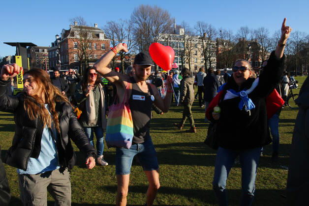 Anti-Lockdown supporters take part during illegal demonstration against the coronavirus measures at the Museumplein on February 28, 2021 in Amsterdam,Netherlands. Amsterdam Mayor Femke Halsema classified the Museumplein as security risk area , giving police officers the right to check and search anybody in that area to prevent illegal demonstration and vandalism. Amsterdam Netherlands Copyright: xPauloxAmorimx amp20210228_002