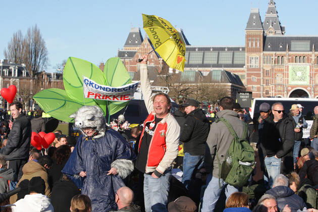 Anti-lockdown supporters take during illegal demonstration against the coronavirus measures at the Museumplein on February 28, 2021 in Amsterdam,Netherlands. Amsterdam Mayor Femke Halsema classified the Museumplein as security risk area , giving police officers the right to check and search anybody in that area to prevent illegal demonstration and vandalism. Amsterdam Netherlands Copyright: xPauloxAmorimx amp20210228_010