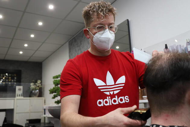 News Bilder des Tages Corona-Pandemie, Friseure duerfen nach Wochen endlich wieder arbeiten, das Haarstudio Verlockend in Eiserfeld empfaengt seit 06:00 Uhr wieder seine Kunden, Inhaber Ulli Boenisch (Bönisch) frisiert den ersten Kunden Friseure in der Corona-Pandemie am 01.03.2021 in Siegen Deutschland.