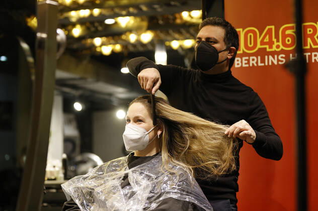 Claudia aus Großziethen gewinnt bei Arno und die Morgencrew auf 104.6 RTL den allerersten Friseur-Termin bei Shan Rahimkhan Coiffeur am Kurfürstendamm nach Wiedereröffnung der Friseursalons nach Lockerungen des Corona-Lockdowns. Berlin, 01.03.2021