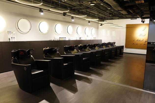 Shan Rahimkhan Coiffeur am Kurfürstendamm nach Wiedereröffnung der Friseursalons nach Lockerungen des Corona-Lockdowns. Berlin, 01.03.2021
