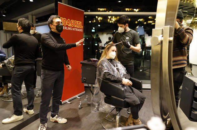 Claudia aus Großziethen gewinnt bei Arno und die Morgencrew auf 104.6 RTL den allerersten Friseur-Termin bei Shan Rahimkhan Coiffeur am Kurfürstendamm nach Wiedereröffnung der Friseursalons nach Lockerungen des Corona-Lockdowns. Berlin, 01.03.2021