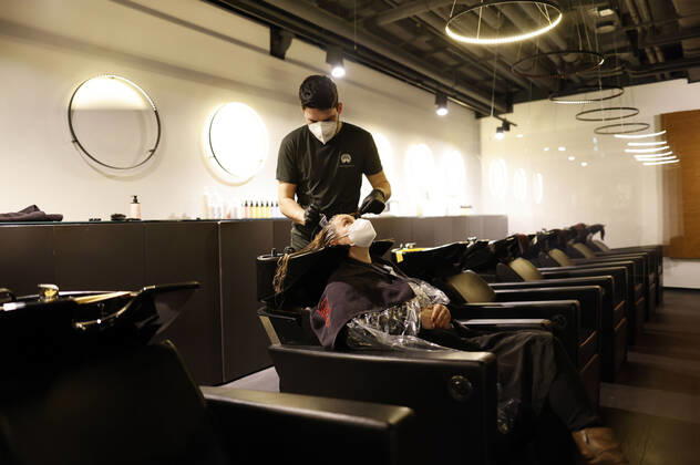 Claudia aus Großziethen gewinnt bei Arno und die Morgencrew auf 104.6 RTL den allerersten Friseur-Termin bei Shan Rahimkhan Coiffeur am Kurfürstendamm nach Wiedereröffnung der Friseursalons nach Lockerungen des Corona-Lockdowns. Berlin, 01.03.2021