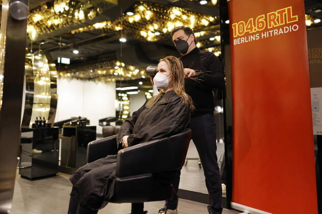 Claudia aus Großziethen gewinnt bei Arno und die Morgencrew auf 104.6 RTL den allerersten Friseur-Termin bei Shan Rahimkhan Coiffeur am Kurfürstendamm nach Wiedereröffnung der Friseursalons nach Lockerungen des Corona-Lockdowns. Berlin, 01.03.2021