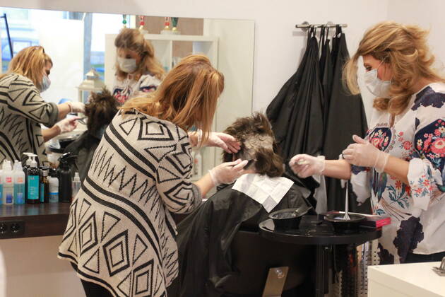 Friseure dürfen in Niedersachsen wieder Haare schneiden - Salzgitter Bundesweit dürfen Friseure ab heute wieder Haare schneiden, endlich kommt die Corona-Matte vom Kopf. Pünktlich um 8:00 scharren bereits die ersten ersten Kunden vor dem eingang mit den Hufen um einen der ersten Plätze auf dem Friseurstuhl zu ergattern. Martin Müller (Friseur aus Salzgitter-Bad) ist sichtlich froh das es endlich wieder losgehen kann. Das Telefon klingelt permanent und der Terminkalender ist bereits jetzt rappelvoll. Niedersachsen, Corona, Friseur, Friseurtermin, Covid, Pandemie, Deutschland, Bundesweit, Salzgitter, Harzvorland, Haare, Matte, Lockdown, Lockdownfrisur, Norddeutschland, Norddeutsch, Newst des Tages, Schere, Rasierer, Haare färben, Babe Copyright: xMartinxDziadekx