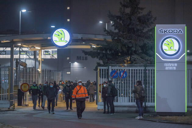 The Czech government tightening rules of wearing respirators and face masks due the situation of coronavirus infection spread in factories. Pictured employees of Skoda Auto in Mlada Boleslav, Czech Republic, March 1, 2021. (CTKxPhoto RadekxPetrasek) CTKPhotoP202103010210101  PER 2