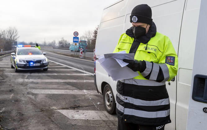 A total of 3,834 soldiers and 270 customs officers will help police check the observance of the new anti-epidemic restrictions in Czechia as of Tuesday, while altogether 30,000 will be deployed for this purpose. Pictured police control on highway D8 near Bystrany, Czech Republic, March 1, 2021. (CTKxPhoto OndrejxHajek) CTKPhotoP202103010276501  HAJ 04