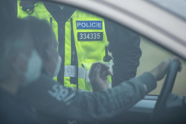 A total of 3,834 soldiers and 270 customs officers will help police check the observance of the new anti-epidemic restrictions in Czechia as of Tuesday, while altogether 30,000 will be deployed for this purpose. Pictured police control on road near Kosov, Czech Republic, March 1, 2021. (CTKxPhoto VaclavxPancer) CTKPhotoP202103010318001  VPC_05