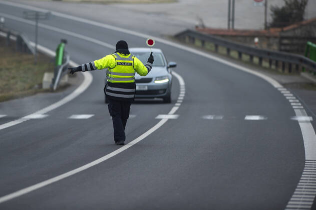 A total of 3,834 soldiers and 270 customs officers will help police check the observance of the new anti-epidemic restrictions in Czechia as of Tuesday, while altogether 30,000 will be deployed for this purpose. Pictured police control on road near Kosov, Czech Republic, March 1, 2021. (CTKxPhoto VaclavxPancer) CTKPhotoP202103010318501  VPC_08