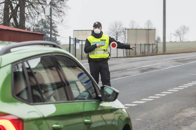 A total of 3,834 soldiers and 270 customs officers will help police check the observance of the new anti-epidemic restrictions in Czechia as of Tuesday, while altogether 30,000 will be deployed for this purpose. Pictured police control on road near Ejpovice, Czech Republic, March 1, 2021. (CTKxPhoto MiroslavxChaloupka) CTKPhotoP202103010315201  cha06