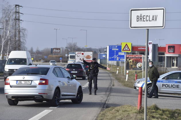 A total of 3,834 soldiers and 270 customs officers will help police check the observance of the new anti-epidemic restrictions in Czechia as of Tuesday, while altogether 30,000 will be deployed for this purpose. Pictured police control on road in Breclav, Czech Republic, March 1, 2021. (CTKxPhoto VaclavxSalek) CTKPhotoP202103010318901  _SAL3636