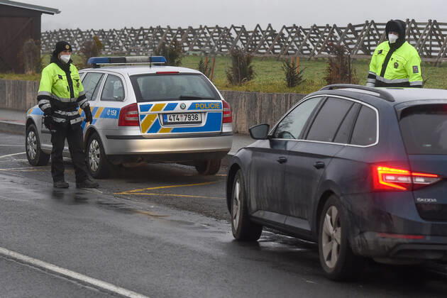 A total of 3,834 soldiers and 270 customs officers will help police check the observance of the new anti-epidemic restrictions in Czechia as of Tuesday, while altogether 30,000 will be deployed for this purpose. Pictured police control on road in Dehylov, Czech Republic, March 1, 2021. (CTKxPhoto JaroslavxOzana) CTKPhotoP202103010295801  JAO 03