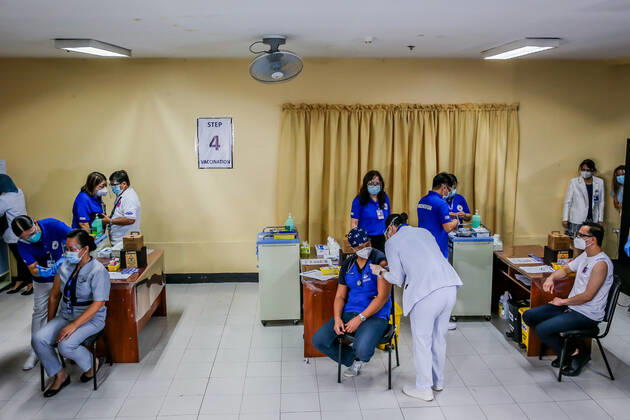 (210301) -- MANILA, March 1, 2021 -- Health workers receive the COVID-19 vaccines from China s Sinovac on the first day of the vaccination at the Lung Center of the Philippines in Manila, the Philippines on March 1, 2021. The Philippines launched its coronavirus vaccination campaign on Monday, less than a day after the arrival of the Sinovac vaccine CoronaVac donated by China. ) PHILIPPINES-MANILA-COVID-19-VACCINATION ROUELLExUMALI 