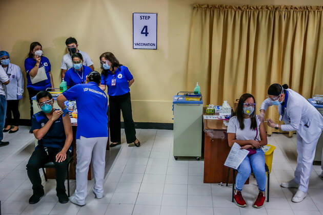 (210301) -- MANILA, March 1, 2021 -- Health workers receive the COVID-19 vaccines from China s Sinovac on the first day of the vaccination at the Lung Center of the Philippines in Manila, the Philippines on March 1, 2021. The Philippines launched its coronavirus vaccination campaign on Monday, less than a day after the arrival of the Sinovac vaccine CoronaVac donated by China. ) PHILIPPINES-MANILA-COVID-19-VACCINATION ROUELLExUMALI 
