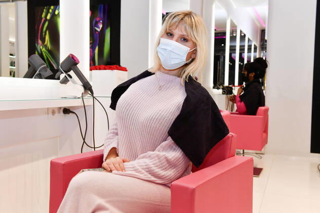 Entertainment Themen der Woche KW09 Entertainment Bilder des Tages Arielle Rippegather nachts bei Magali Coiffeur am Kurfürstendamm nach Wiedereröffnung der Friseursalons nach Lockerungen des Corona-Lockdowns. Berlin, 01.03.2021