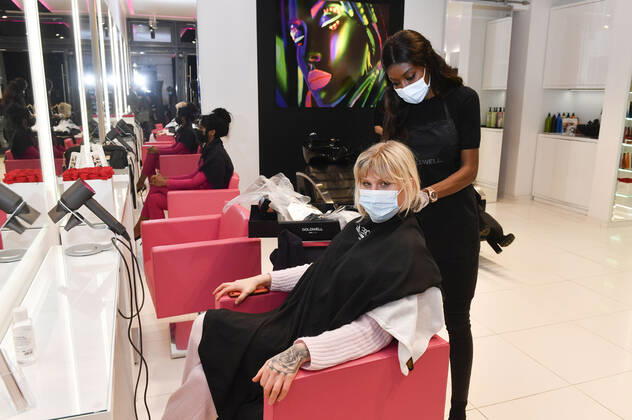 Arielle Rippegather mit Inhaberin Maggie (Magali) nachts bei Magali Coiffeur am Kurfürstendamm nach Wiedereröffnung der Friseursalons nach Lockerungen des Corona-Lockdowns. Berlin, 01.03.2021