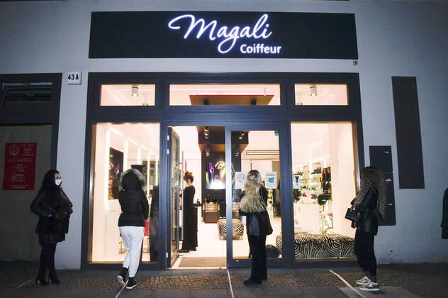 Corona machts möglich: Warteschlange nach Mitternacht vor Magali Coiffeur bei der Wiedereröffnung der Friseursalons nach Lockerungen des Corona-Lockdowns. Berlin, 01.03.2021