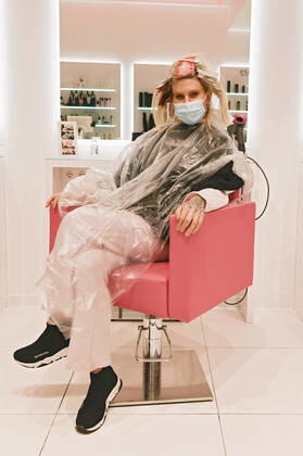 Arielle Rippegather nachts bei Magali Coiffeur am Kurfürstendamm nach Wiedereröffnung der Friseursalons nach Lockerungen des Corona-Lockdowns. Berlin, 01.03.2021