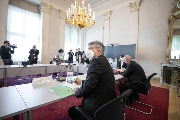 Kamerschwenk im Bundeskanzleramt: Treffen der Bundesregierung mit Expertinnen und Experten