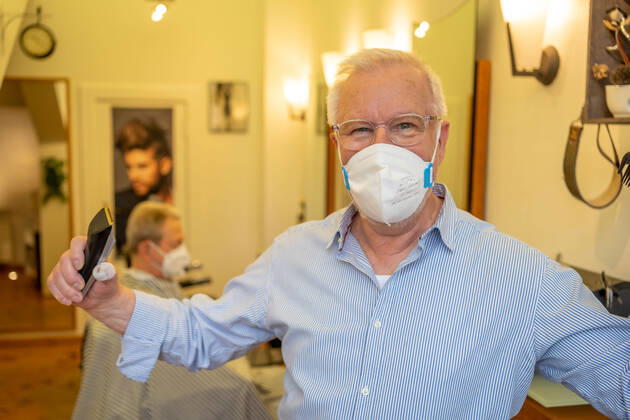 01.03.2021,Berlin,Deutschland,GER,mit dem heutigen Tag dürfen bundesweit die Friseure wieder Ihrer Tätigkeit nachgehen.Bild wurde erstellt in den Räumen Der Herrenfrisör, Kersten GmbH - Friseursalon am Kurfürstendamm.