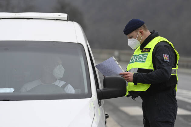 A total of 3,834 soldiers and 270 customs officers will help police check the observance of the new anti-epidemic restrictions in Czechia as of Tuesday, while altogether 30,000 will be deployed for this purpose. Pictured police control on road in Zbraslav, Prague, Czech Republic, March 1, 2021. (CTKxPhoto OndrejxDeml) CTKPhotoP202103010617001  dml 008