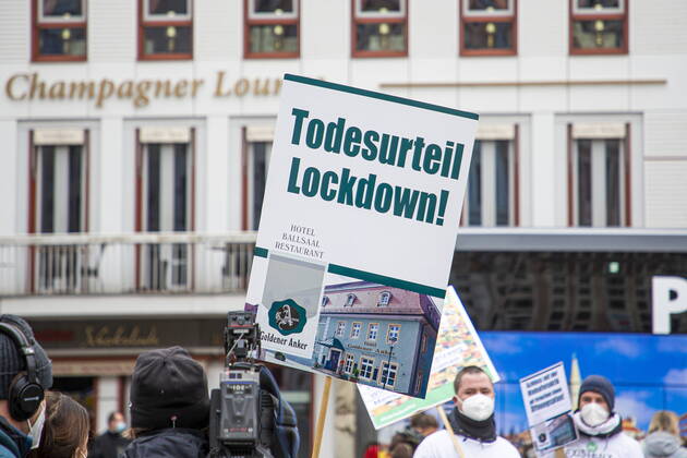 News Themen der Woche KW09 News Bilder des Tages Öffnen Jetzt! Demonstration und Talk zur Corona-Strategie und deren Folgen auf dem Neumarkt in Dresden in Anwesenheit von betroffenen Unternehmern und lokalen Politikern - initiiert von der Initiative Leere Stühle und deren Sprecherin Kathleen Parma.