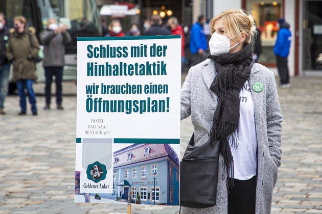 Öffnen Jetzt! Demonstration und Talk zur Corona-Strategie und deren Folgen auf dem Neumarkt in Dresden in Anwesenheit von betroffenen Unternehmern und lokalen Politikern - initiiert von der Initiative Leere Stühle und deren Sprecherin Kathleen Parma.