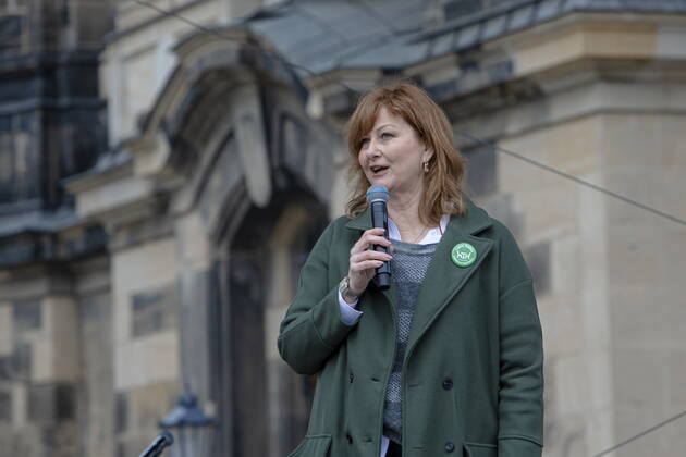 Kathleen Parma moderierte die Veranstaltung - Öffnen Jetzt! Demonstration und Talk zur Corona-Strategie und deren Folgen auf dem Neumarkt in Dresden in Anwesenheit von betroffenen Unternehmern und lokalen Politikern - initiiert von der Initiative Leere Stühle und deren Sprecherin Kathleen Parma.