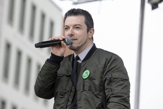 Der Dresdner Sänger (und Schuhverkäufer) Tom Reichel hat ein Lied über die aktuelle Situation geschrieben und singt es auf der Veranstaltung - Öffnen Jetzt! Demonstration und Talk zur Corona-Strategie und deren Folgen auf dem Neumarkt in Dresden in Anwesenheit von betroffenen Unternehmern und lokalen Politikern - initiiert von der Initiative Leere Stühle und deren Sprecherin Kathleen Parma.