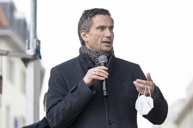 Der Sächsische Staatsminister für Wirtschaft, Arbeit und Verkehr Martin Dulig (SPD) spricht auf der Veranstaltung - Öffnen Jetzt! Demonstration und Talk zur Corona-Strategie und deren Folgen auf dem Neumarkt in Dresden in Anwesenheit von betroffenen Unternehmern und lokalen Politikern - initiiert von der Initiative Leere Stühle und deren Sprecherin Kathleen Parma.