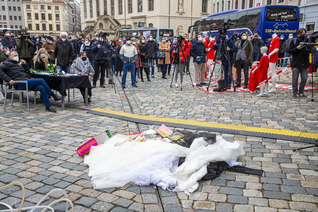 Brautkleider die z.Z. nicht verkauft werden können, liegen auf dem Pflaster des Neumarktes vor der Frauenkirche -. Öffnen Jetzt! Demonstration und Talk zur Corona-Strategie und deren Folgen auf dem Neumarkt in Dresden in Anwesenheit von betroffenen Unternehmern und lokalen Politikern - initiiert von der Initiative Leere Stühle und deren Sprecherin Kathleen Parma.