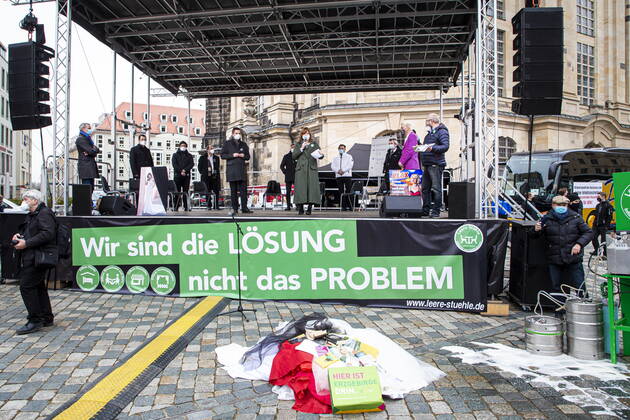 Öffnen Jetzt! Demonstration und Talk zur Corona-Strategie und deren Folgen auf dem Neumarkt in Dresden in Anwesenheit von betroffenen Unternehmern und lokalen Politikern - initiiert von der Initiative Leere Stühle und deren Sprecherin Kathleen Parma.