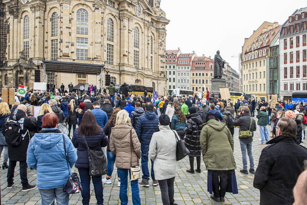 Öffnen Jetzt! Demonstration und Talk zur Corona-Strategie und deren Folgen auf dem Neumarkt in Dresden in Anwesenheit von betroffenen Unternehmern und lokalen Politikern - initiiert von der Initiative Leere Stühle und deren Sprecherin Kathleen Parma.
