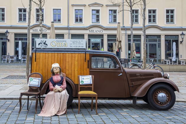 Öffnen Jetzt! Demonstration und Talk zur Corona-Strategie und deren Folgen auf dem Neumarkt in Dresden in Anwesenheit von betroffenen Unternehmern und lokalen Politikern - initiiert von der Initiative Leere Stühle und deren Sprecherin Kathleen Parma.
