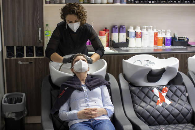 01.03.2021 , DU Duisburg , Friseure dürfen ab dem 01.03.2021 wieder öffnen , Sadiye Kisin vom Friseursalon Haarscharf in Duisburg - Buchholz hat den ersten Termin in ihrem Salon am Marktplatz um 00:01 Uhr versteigert. SPD-Landtagspolitikerin Sarah Philipp hat mit ihrem Gebot von 500 Euro gewonnen , Kisin verdoppelt den Betrag , insgesamt gehen 1000 Euro an die Kindernothilfe in Duisburg. Friseurin Sadiye Kisin wäscht Sarah Philipp die Haare.