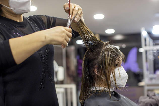 01.03.2021 , DU Duisburg , Friseure dürfen ab dem 01.03.2021 wieder öffnen , Sadiye Kisin vom Friseursalon Haarscharf in Duisburg - Buchholz hat den ersten Termin in ihrem Salon am Marktplatz um 00:01 Uhr versteigert. SPD-Landtagspolitikerin Sarah Philipp hat mit ihrem Gebot von 500 Euro gewonnen , Kisin verdoppelt den Betrag , insgesamt gehen 1000 Euro an die Kindernothilfe in Duisburg. Friseurin Sadiye Kisin schneidet Sarah Philipp die Haare.