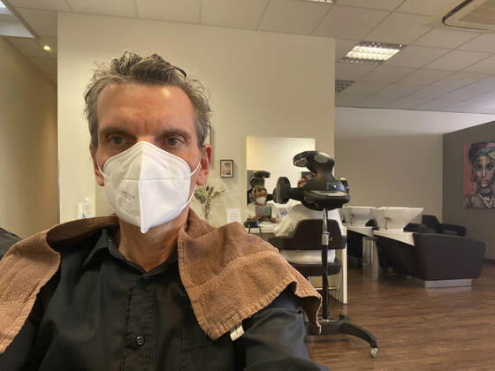 Kunde mit FFP2 Maske und nassen Haaren beim Friseur, Friseursalons öffnen während Lockdown, Corona-Krise, Stuttgart, Baden-Württemberg, Deutschland Coronavirus