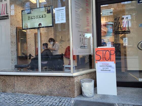 01.03.2021 xkhx Kassel Symbolbild Corona Lockdown gelockert Friseure dürfen wieder öffnen und Haarschneiden unter den strengen Coronaregeln z.B. mit Maske auch unser Fotograf Kurt Heldmann nutzte die Gunst der Stunde und ließ sich die Haare schneiden