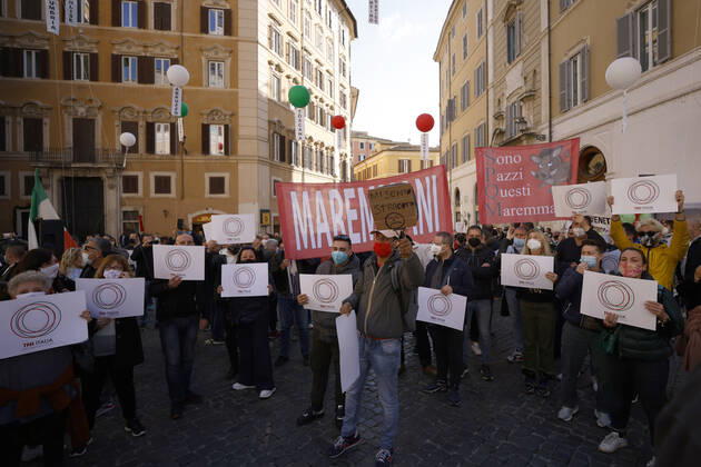 Rome, February 26, 2021. Piazza Montecitorio. Demonstration by restaurateurs to protest against the restrictions imposed by the Government to deal with the Coronavirus pandemic Editorial Usage Only  Copyright: xVincenzoxLivierix xIPAx