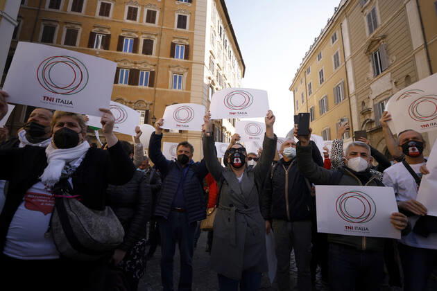 News Bilder des Tages Rome, February 26, 2021. Piazza Montecitorio. Demonstration by restaurateurs to protest against the restrictions imposed by the Government to deal with the Coronavirus pandemic Editorial Usage Only  Copyright: xVincenzoxLivierix xIPAx