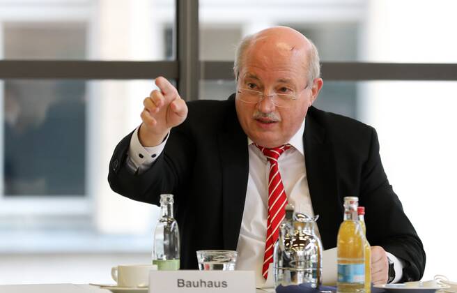 News Bilder des Tages PK IHK Erfurt 01.03.2021 , Erfurt, IHK Erfurt, Pressekonferenz, Branchenvertreter diskutieren Öffnungsperspektiven für sicheren Neustart im Bild: Dieter Bauhaus (Präsident der IHK Erfurt und Vorstandsvorsitzender Sparkasse Mittelthüringen, Erfurt)