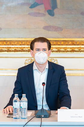 Wien 01.03.2021, Bundeskanzleramt, Wien, AUT, Bundesregierung, Kameraschwenk vor Austausch der Bundesregierung mit Experten zum Coronavirus und weiteren Oeffnungsschritten, im Bild Sebastian Kurz (OeVP) during a camera pan ahead of federal government s exchange with experts on coronavirus and further opening steps at the federal chancellery in Vienna, Austria on 2021 03 01.