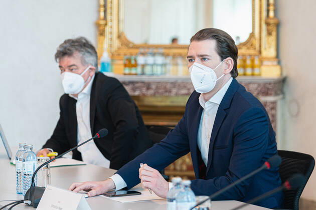 Wien 01.03.2021, Bundeskanzleramt, Wien, AUT, Bundesregierung, Kameraschwenk vor Austausch der Bundesregierung mit Experten und Spitzen der Oppositionsparteien zum Coronavirus und weiteren Oeffnungsschritten, im Bild v. l. Werner Kogler (Gruene), Sebastian Kurz (OeVP) during a camera pan ahead of federal government s exchange with experts and opposition party leaders on coronavirus and further opening steps at the federal chancellery in Vienna, Austria on 2021 03 01.
